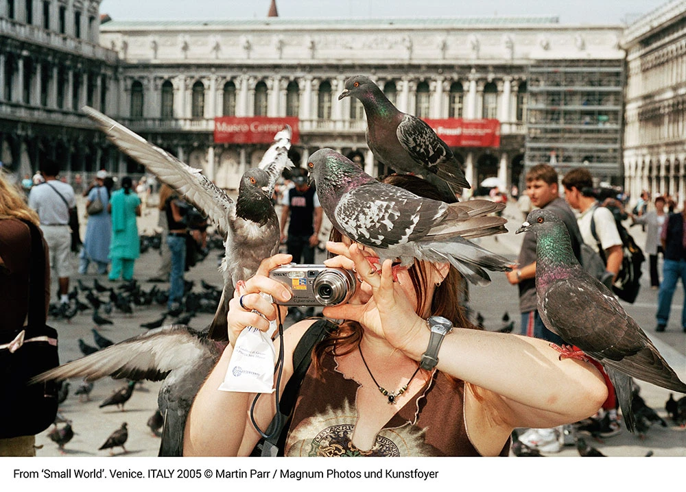 Martin-Parr-Small-World-Venice-Kunstfoyer-MagnumPhotos